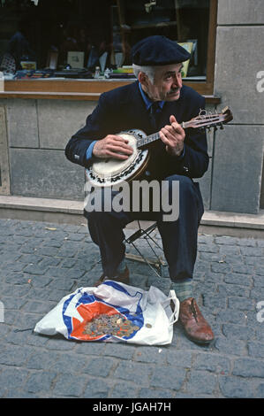 Straßenmusiker spielen Banjo in Paris, Frankreich Stockfoto