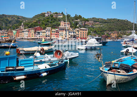 Portofino typisch schönen Dorf mit bunten Häuser in Italien, Angelboote/Fischerboote und ligurischen Meeresküste Stockfoto