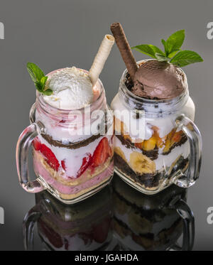 Obstdesserts mit Eis in einem Glas Stockfoto