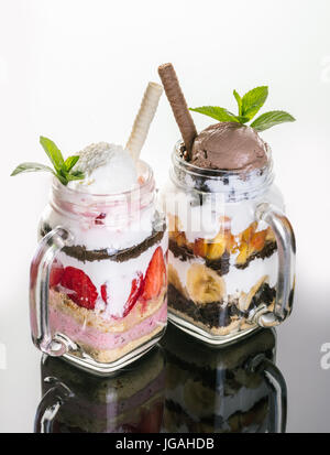 Obstdesserts mit Eis in einem Glas Stockfoto