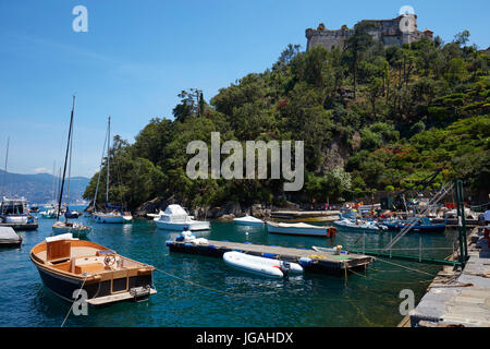 Kleinen Hafen Portofino mit grünem Wasser und Festung Castello Brown in Italien, Ligurien Meeresküste, Provinz Genua Stockfoto