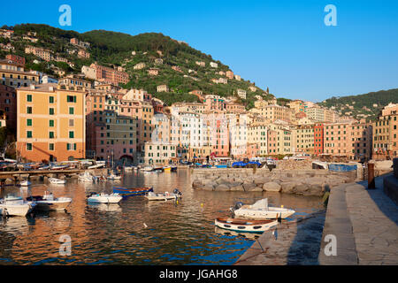 Camogli typisches Dorf mit bunten Häusern und kleinen Hafen Bucht in Italien, Ligurien an einem sonnigen Tag Stockfoto