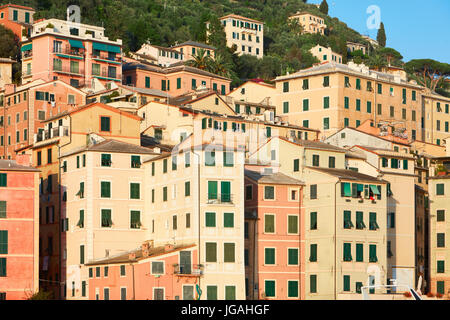 Camogli typisch italienischen Dorf mit bunten Häusern, Ligurien an einem sonnigen Tag Stockfoto