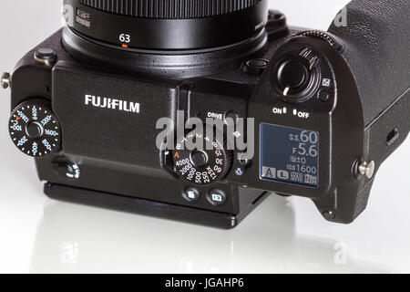 Fujifilm GFX 50er, 51 Megapixel, Sensor digitale Mittelformatkamera auf weißem Hintergrund reflektiert Stockfoto