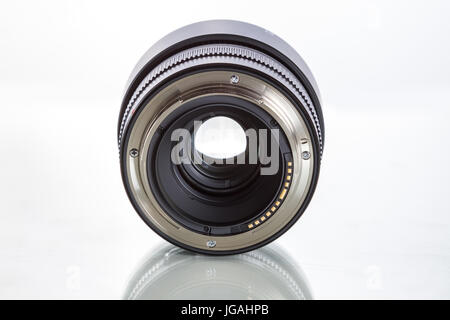 G-Mount-Objektive für Fujifilm GFX 50er, 51 Megapixel Sensor digitale Mittelformatkamera auf weißem Hintergrund reflektiert Stockfoto