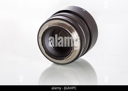 G-Mount-Objektive für Fujifilm GFX 50er, 51 Megapixel Sensor digitale Mittelformatkamera auf weißem Hintergrund reflektiert Stockfoto