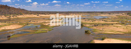 Blick über den Olifants Fluss im Krüger Nationalpark an einem hellen, sonnigen Tag. Stockfoto