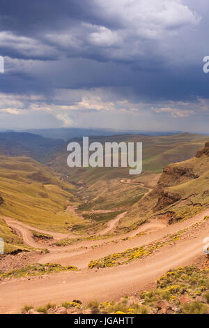 Endlose Haarnadelkurven auf dem Feldweg führt zum Sani Pass an der Grenze zwischen Südafrika und Lesotho. Stockfoto