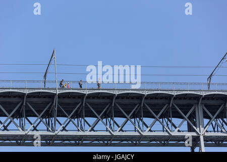 PORTO, PORTUGAL - APRIL 17: Dom Luis Brücke, Ponte Luis i. in Porto, Portugal am 17. April 2017. Stockfoto