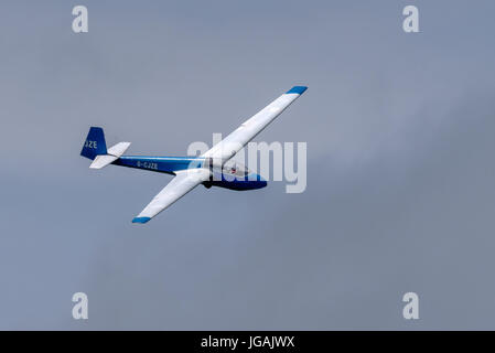 Ein Segelflugzeug über Parlick in den Wald von Bowland Stockfoto