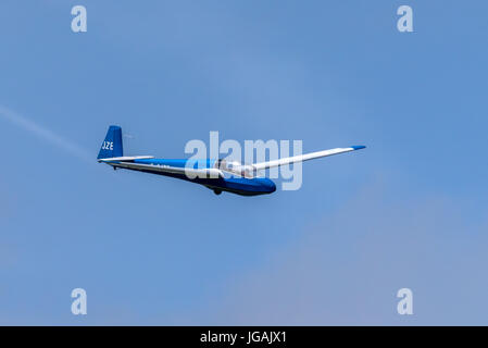 Ein Segelflugzeug über Parlick in den Wald von Bowland Stockfoto