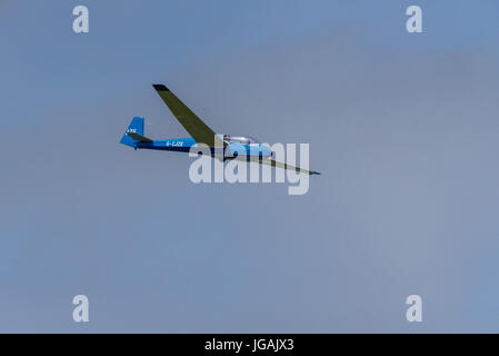 Ein Segelflugzeug über Parlick in den Wald von Bowland Stockfoto