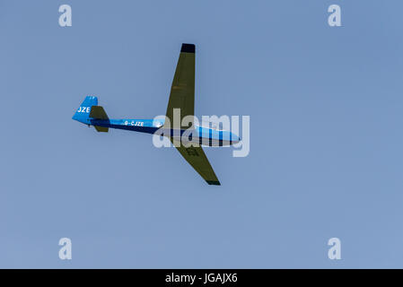 Ein Segelflugzeug über Parlick in den Wald von Bowland Stockfoto