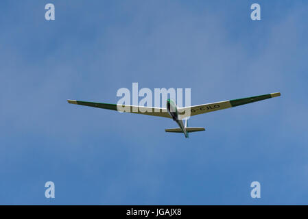 Ein Segelflugzeug über Parlick in den Wald von Bowland Stockfoto