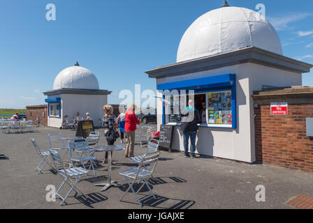 Kaufen Eis einen Kiosk in Fleetwood, Lancashire Stockfoto