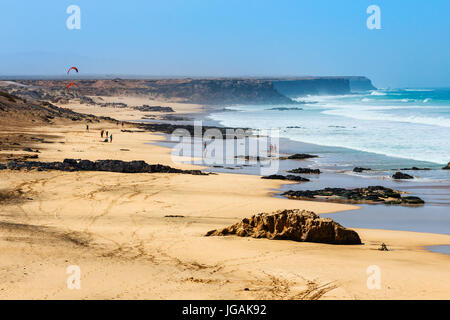 El Cotillo, Fuerteventura, Spanien, 3. April 2017: Unbekannte Menschen an einem Strand in El Cotillo Dorf auf der Insel Fuerteventura, Spanien Stockfoto