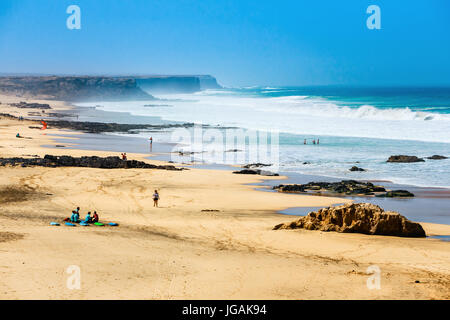 El Cotillo, Fuerteventura, Spanien, 3. April 2017: Unbekannte Menschen an einem Strand in El Cotillo Dorf auf der Insel Fuerteventura, Spanien Stockfoto