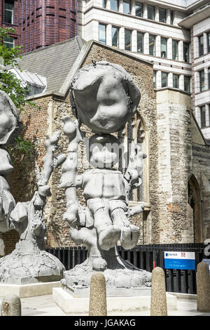 Apple Tree Boy Apple Tree Girl, Skulptur von Paul McCarthy. Auf dem Display in der City of London als Teil der Skulptur in der Stadt, Kunst im öffentlichen Raum. Stockfoto