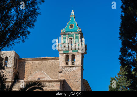 Schöne Aussicht. Turm des Klosters in Valldemossa. In der Nähe der Sierra de Tramuntana. Stockfoto