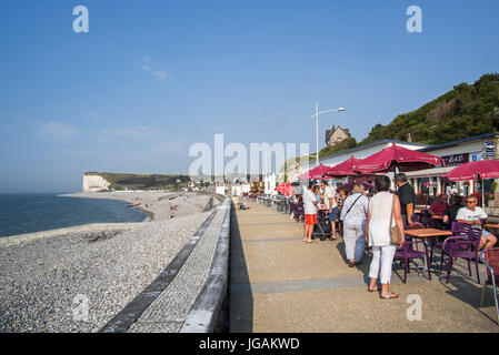 Pebble Beach und Touristen am Straßencafé auf Promenade Veulettes-Sur-mer, Seine-Maritime, Normandie, Frankreich Stockfoto