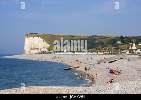 Weiße Kreidefelsen und Sonnenanbeter am Kiesstrand Veulettes-Sur-mer, Seine-Maritime, Normandie, Frankreich Stockfoto