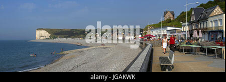 Pebble Beach und Touristen am Straßencafé auf Promenade Veulettes-Sur-mer, Seine-Maritime, Normandie, Frankreich Stockfoto