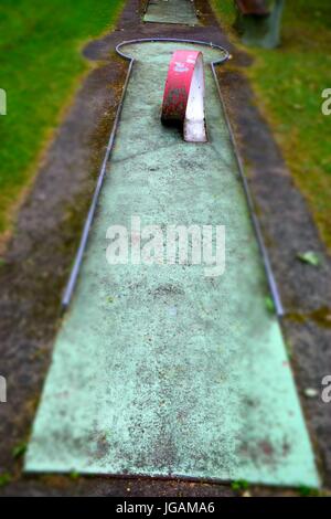 Alte und verlassene Minigolfanlage Stockfoto