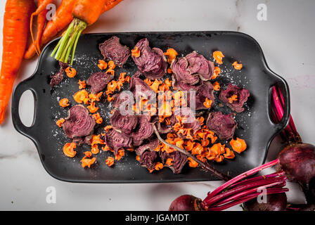 Bio-Ernährung essen. Die vegane Ernährung. Getrocknetes Gemüse. Hausgemachte Chips von Rüben, Karotten. Auf einem weißen Marmortisch mit frischem Gemüse. Textfreiraum Stockfoto