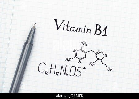 Chemische Formel von Vitamin B1 mit schwarzem Stift. Stockfoto