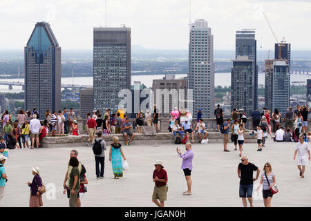 Montreal, Kanada, 4. Juli 2017. Menschen genießen den Blick auf die Innenstadt von Montreal vom Aussichtspunkt am Mount Royal Park. Kredit: Mario Beauregard/Alamy Live neu Stockfoto