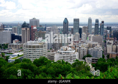 Montreal, Kanada, 4 July,2017.View der Innenstadt von Montreal vom Aussichtspunkt am Mount Royal Park. Kredit: Mario Beauregard/Alamy Live-Nachrichten Stockfoto