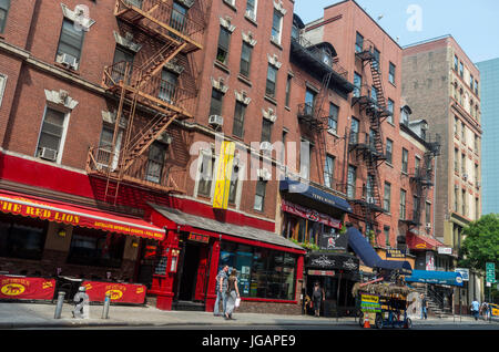 New York, NY, USA - 11. Juni 2015 - Clubs, Bars und Kneipen wie das Red Lion, Wicked's Willie, Terra, The Bitter End, terra Blues, eigenartige Pub, choga, line Bleecker Street in Greenwich Village. © Stacy walsh Rosenstock Stockfoto