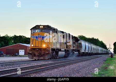 Union Pacific Lokomotive Einheiten Kopf eine westpassage Güterzug aus Chicago, wie es in den letzten Licht des Tages. Maple Park, Illinois, USA. Stockfoto