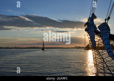 Blick in den Sonnenuntergang von Gaffel Ketch Astrid TS 488, hölzernen Segelschiff, Helsinki-Archipel mit einer anderen hölzernen Segelschiff im Blick, Sommerabend Stockfoto