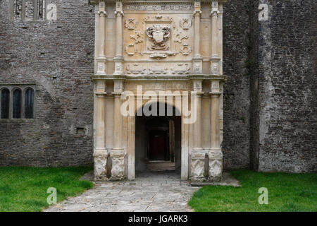 Reich verzierte Eingangstür Innere Renaissance-Veranda in Beaupre Manor, Cowbridge Wales, Großbritannien, mittelalterliche Architektur, Grade I, denkmalgeschütztes Gebäude Stockfoto