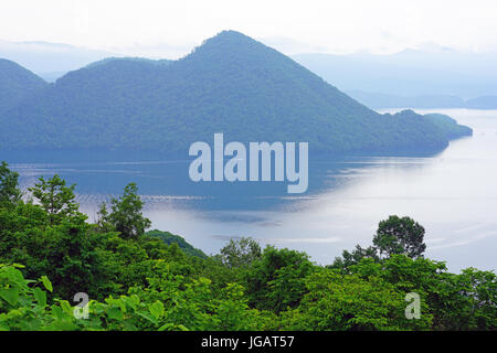 Der See Toya Caldera im Shikotsu-Toya-Nationalpark in Hokkaido, Japan Stockfoto