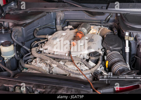 Bewegliches Licht auf ein Cabrio-Motor in eine Werkstatt oder Garage bei Wartung, Service oder Reparatur von einer Panne liegen Stockfoto