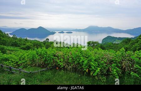 Der See Toya Caldera im Shikotsu-Toya-Nationalpark in Hokkaido, Japan Stockfoto