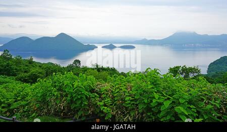 Der See Toya Caldera im Shikotsu-Toya-Nationalpark in Hokkaido, Japan Stockfoto