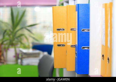 Ordner im Büro. Ordner auf Office-Fenster-Hintergrund. Stockfoto