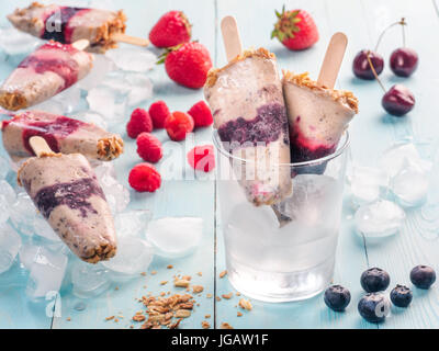 Eis am Stiel mit Früchten, Müsli und Chia Samen Stockfoto