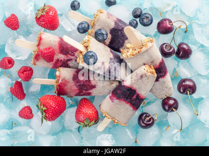 Eis am Stiel mit Früchten, Müsli und Chia Samen. Ansicht von oben Stockfoto