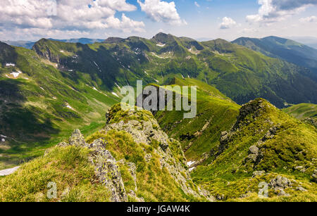 Tal in rumänischen Bergen Ansicht von der Kante oben. wunderschönen Sommerlandschaft bei schönem Wetter mit bewölktem Himmel Stockfoto