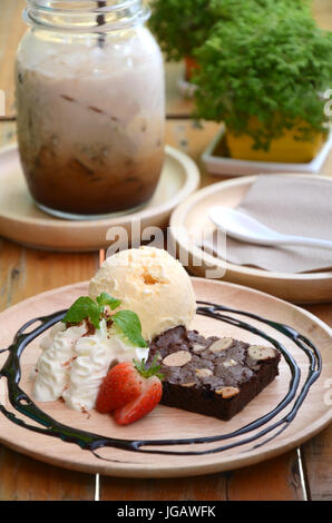 Grüner Tee Eis und Glas Milch auf Holz Tablett. Stockfoto