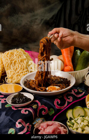 Grüner Tee Eis und Glas Milch auf Holz Tablett. Stockfoto