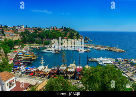 Luftaufnahme der Marina und das Dach der Häuser der Altstadt Kaleici in Antalya, Türkei. Stockfoto