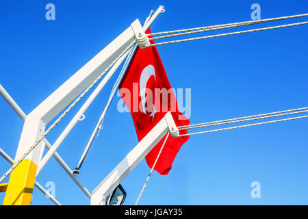 Türkische Flagge im Wind wehende Stockfoto