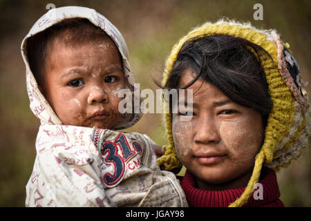 Myanmar, Chin-Staat, zwei kleine Kinder auf dem Weg zur Hakha Stockfoto