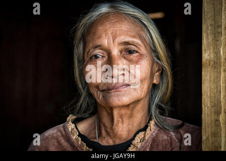 Myanmar, Chin-Staat, Portrait einer älteren Frau in einem ländlichen Dorf in der Nähe von Hakha Stockfoto