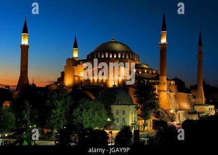 Beleuchtete Hagia Sophia in Sommerabend von Istanbul, Türkei Stockfoto